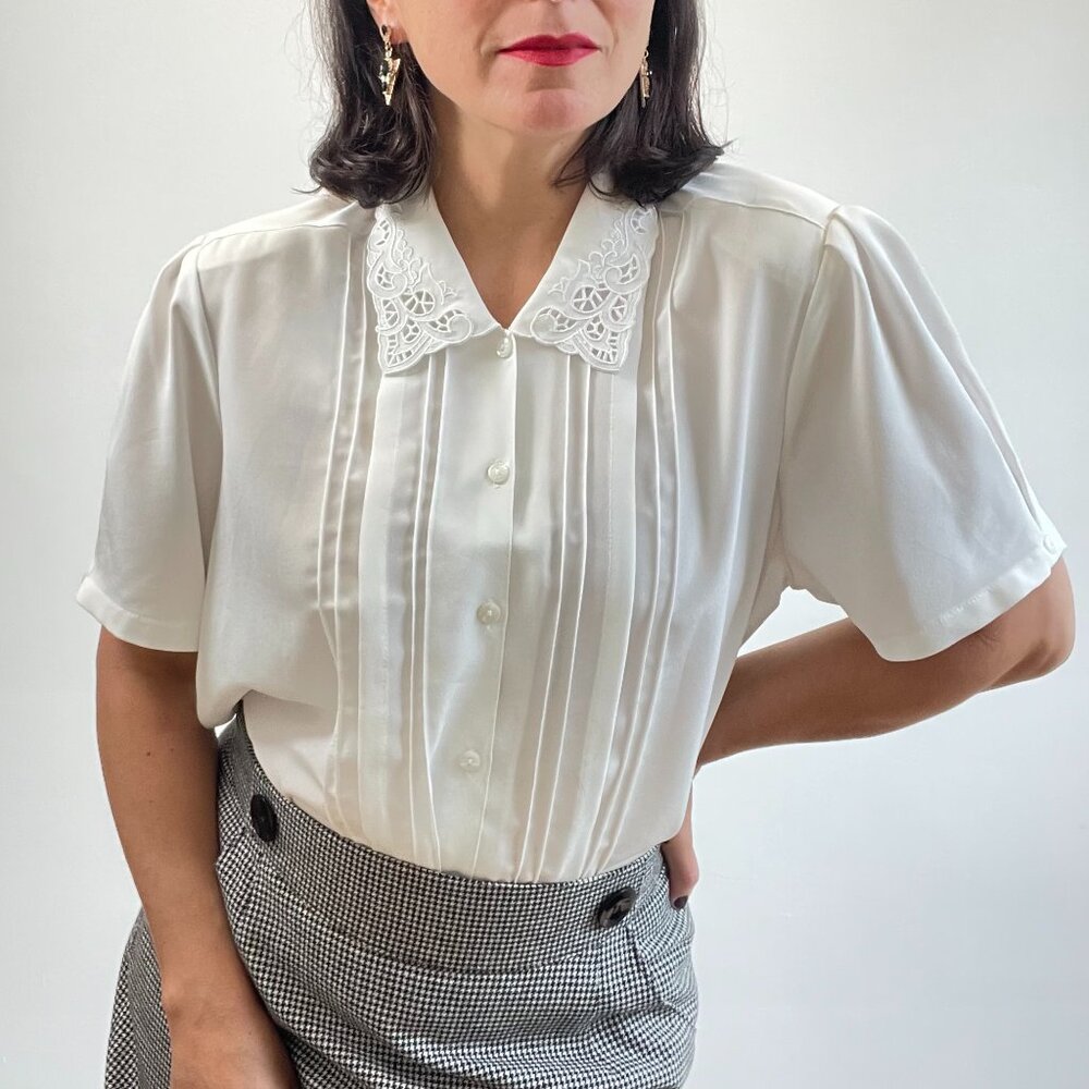 Vintage White Pleated Front Blouse with Embroidered Collar - Size M